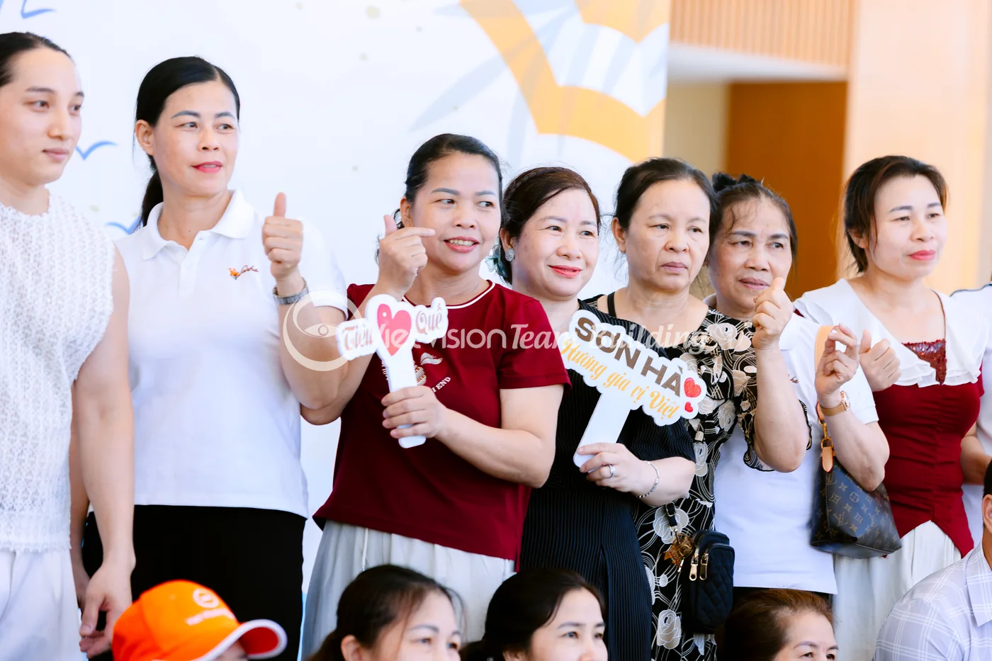 Trang phục đồng đều vừa đủ khi chụp ảnh