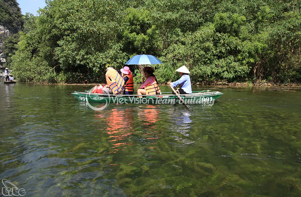 Thuyền nan chở du khách trên mặt nước Tràng An