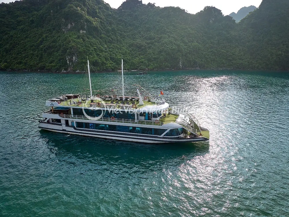 Du thuyền giữa mặt nước và núi đá vôi vịnh Hạ Long
