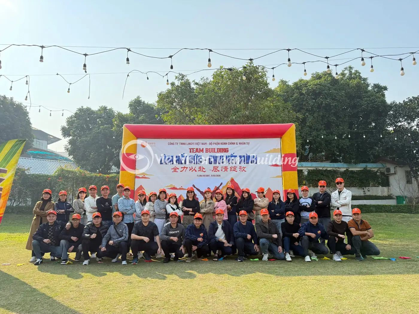 Doan cong ty tap trung truoc backdrop truoc khi nhan dung cu team building