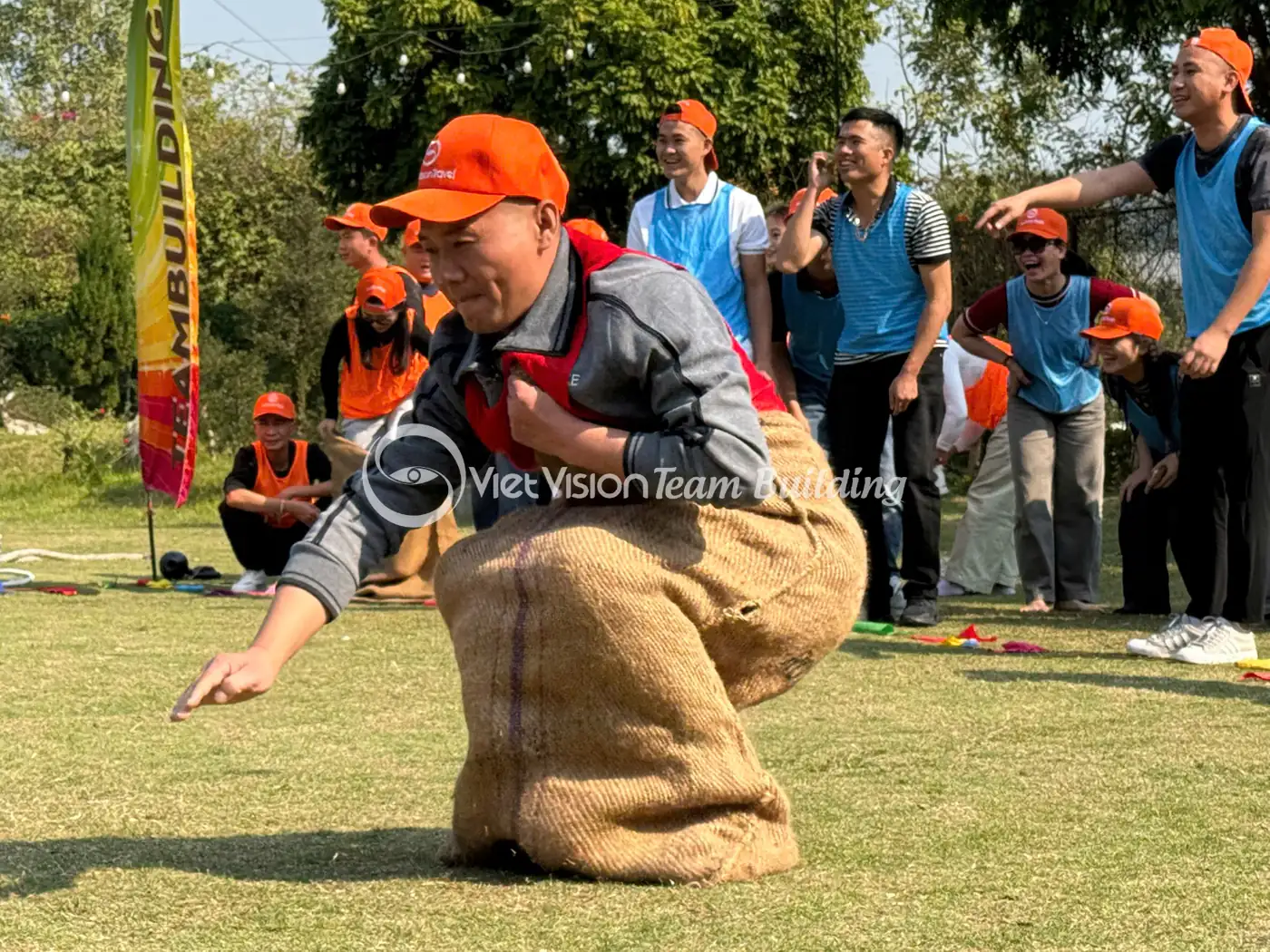 Nguoi choi tham gia thu thach bao bo tren san co team building