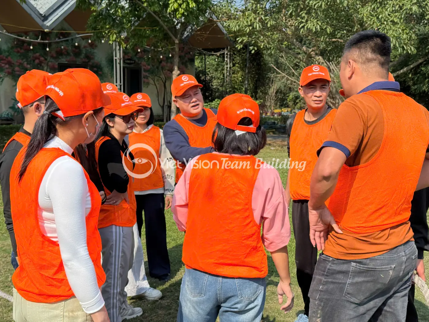 Nhom nguoi choi duoc brief nhanh truoc khi vao thu thach team building