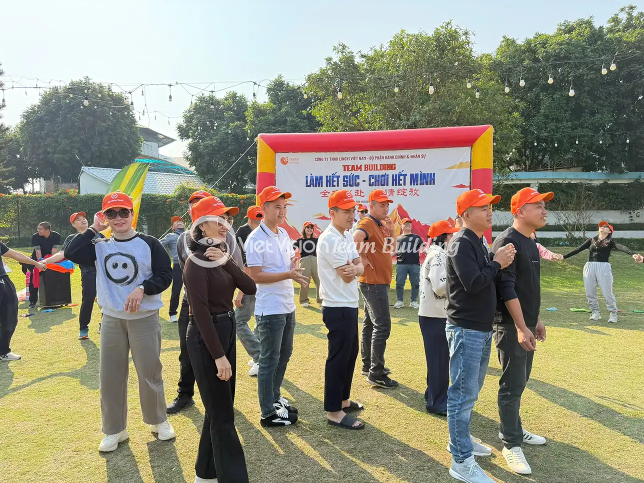 Cac doi dung thanh line rieng tren san team building truoc khi choi