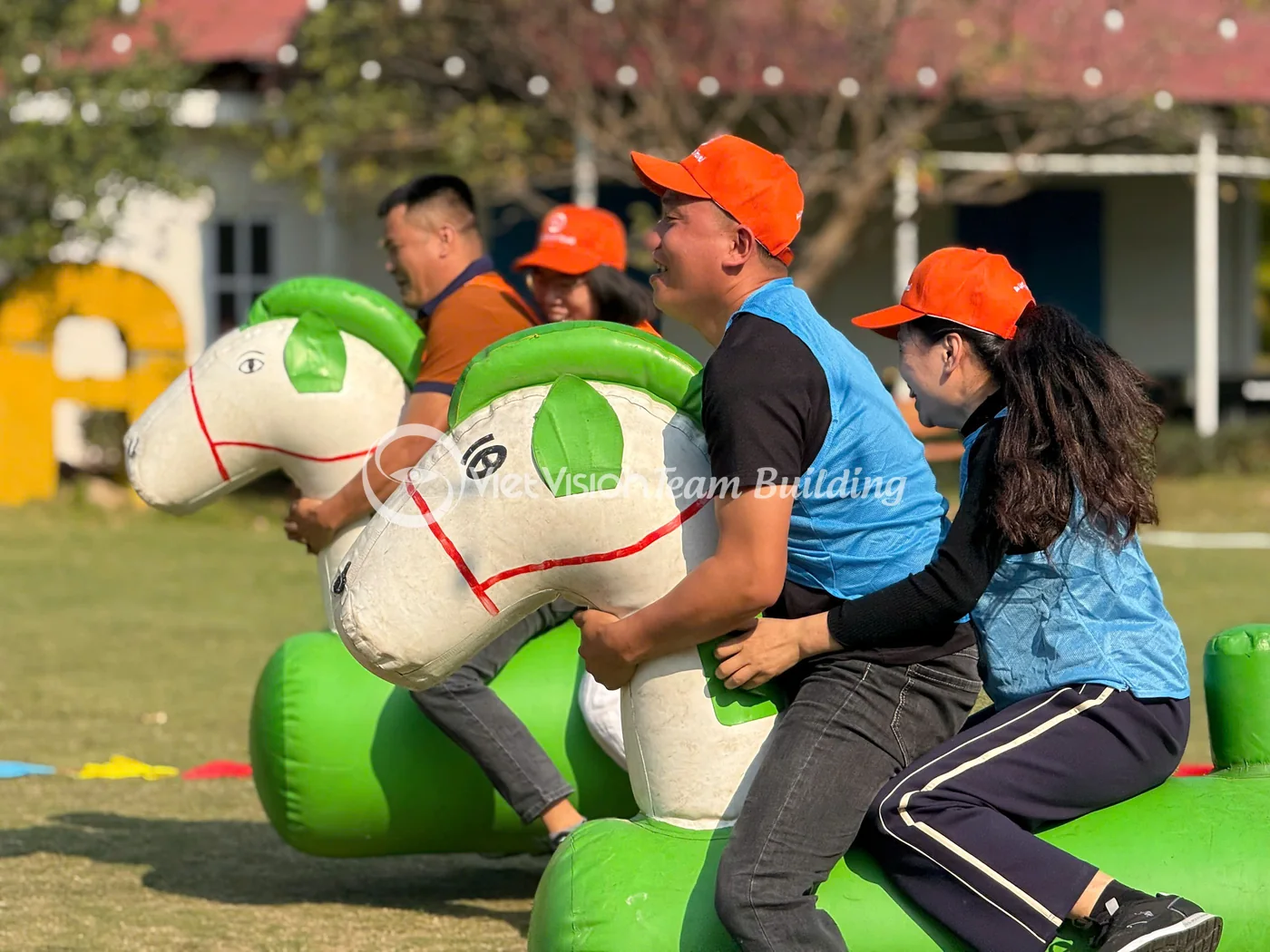 Nguoi choi su dung bong hoi lon trong thu thach team building ngoai troi