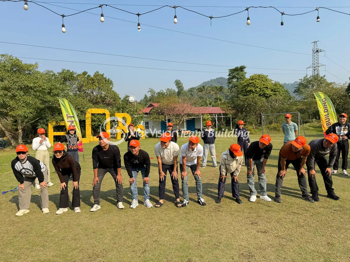 Cac doi xep hang theo khu vuc tren san team building ngoai troi