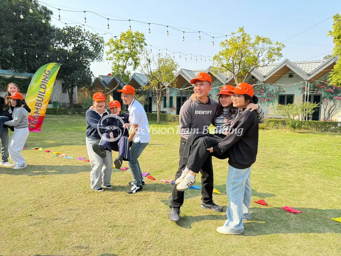 Người chơi chạy trong một thử thách team building ngoài trời