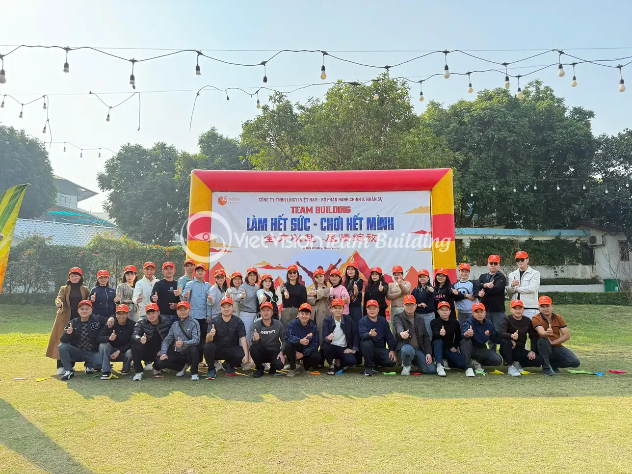 Đoàn doanh nghiệp chụp ảnh tại chương trình team building ngoài trời