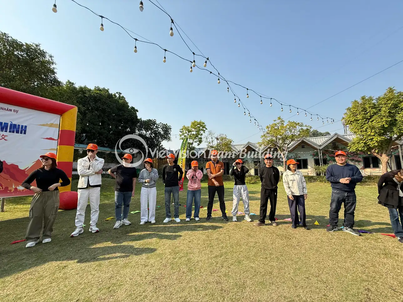 Đội chơi xếp hàng chờ nhận thử thách trong chương trình team building