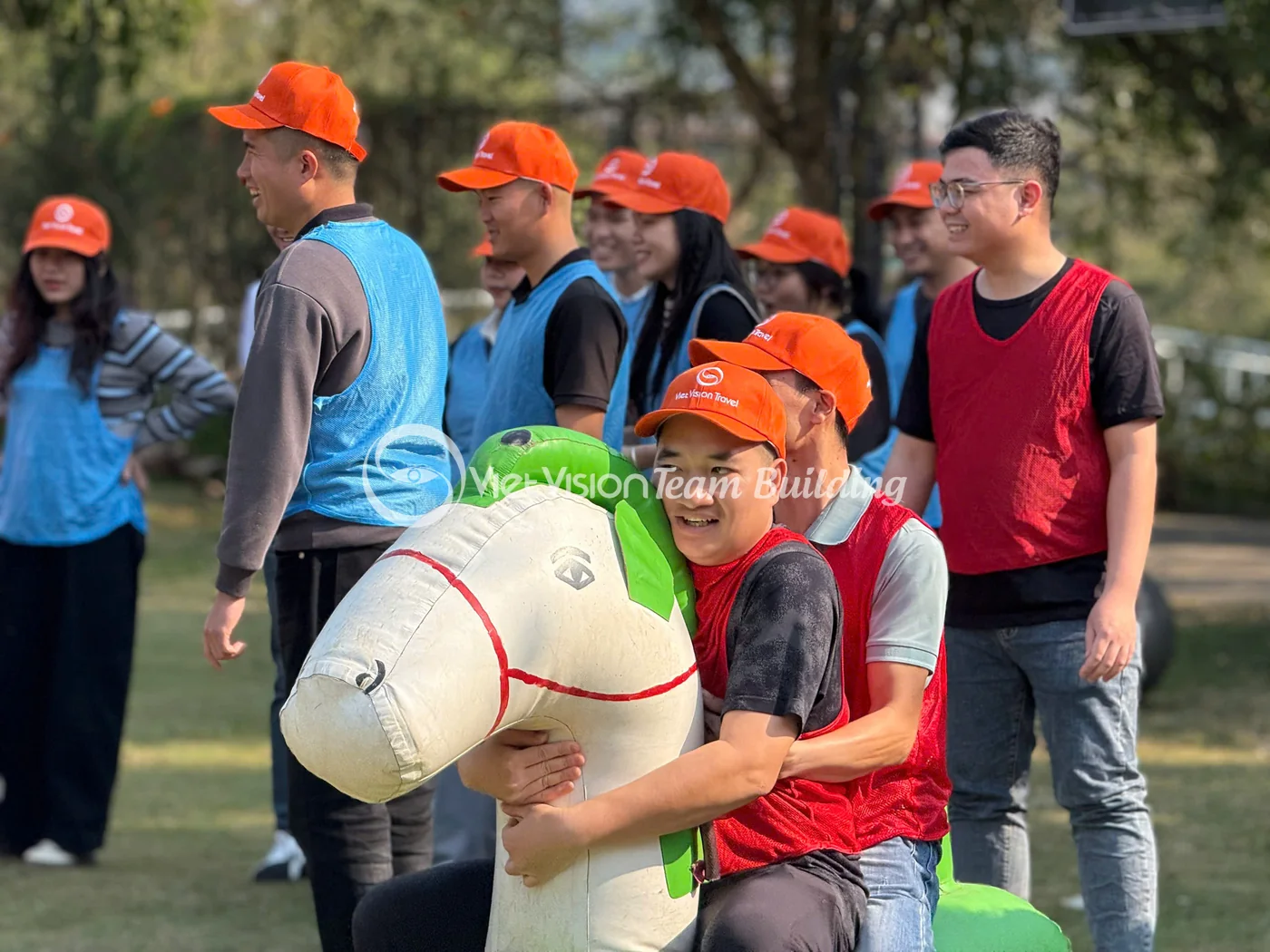 Nhóm người chơi phối hợp với bóng trong trò chơi team building