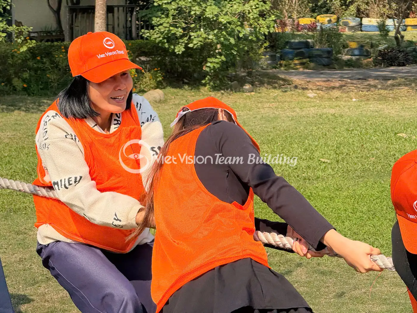 Người chơi đội mũ cam tham gia hoạt động team building theo trạm