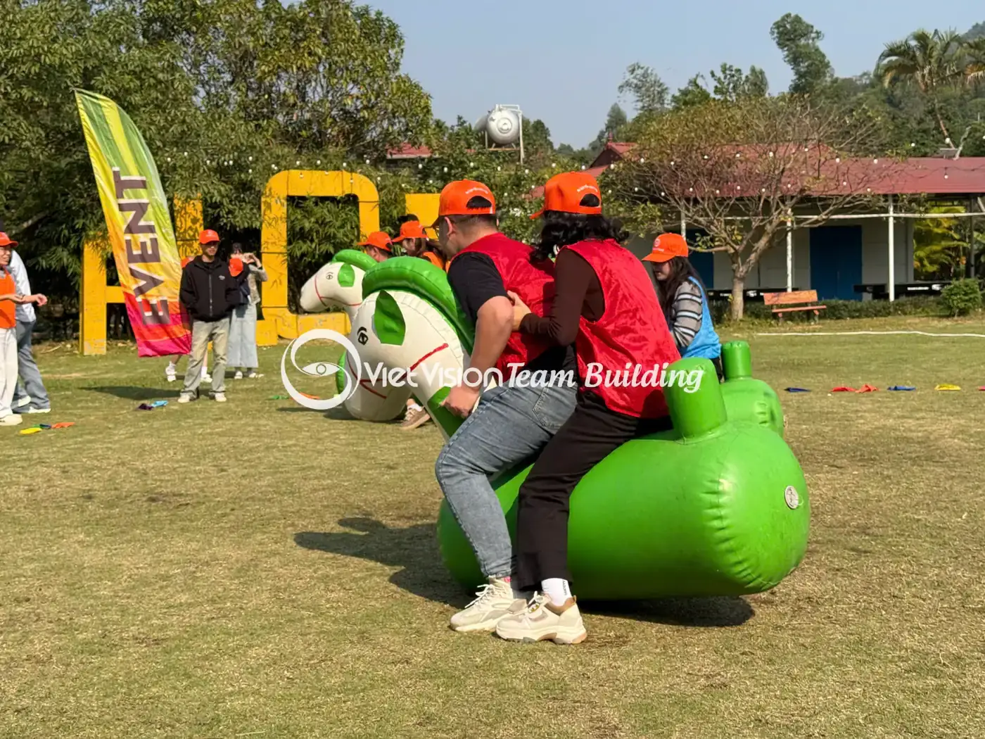 Nhóm người chơi phối hợp với bóng lớn trong hoạt động team building Nhóm người chơi phối hợp với bóng lớn trong hoạt động team building