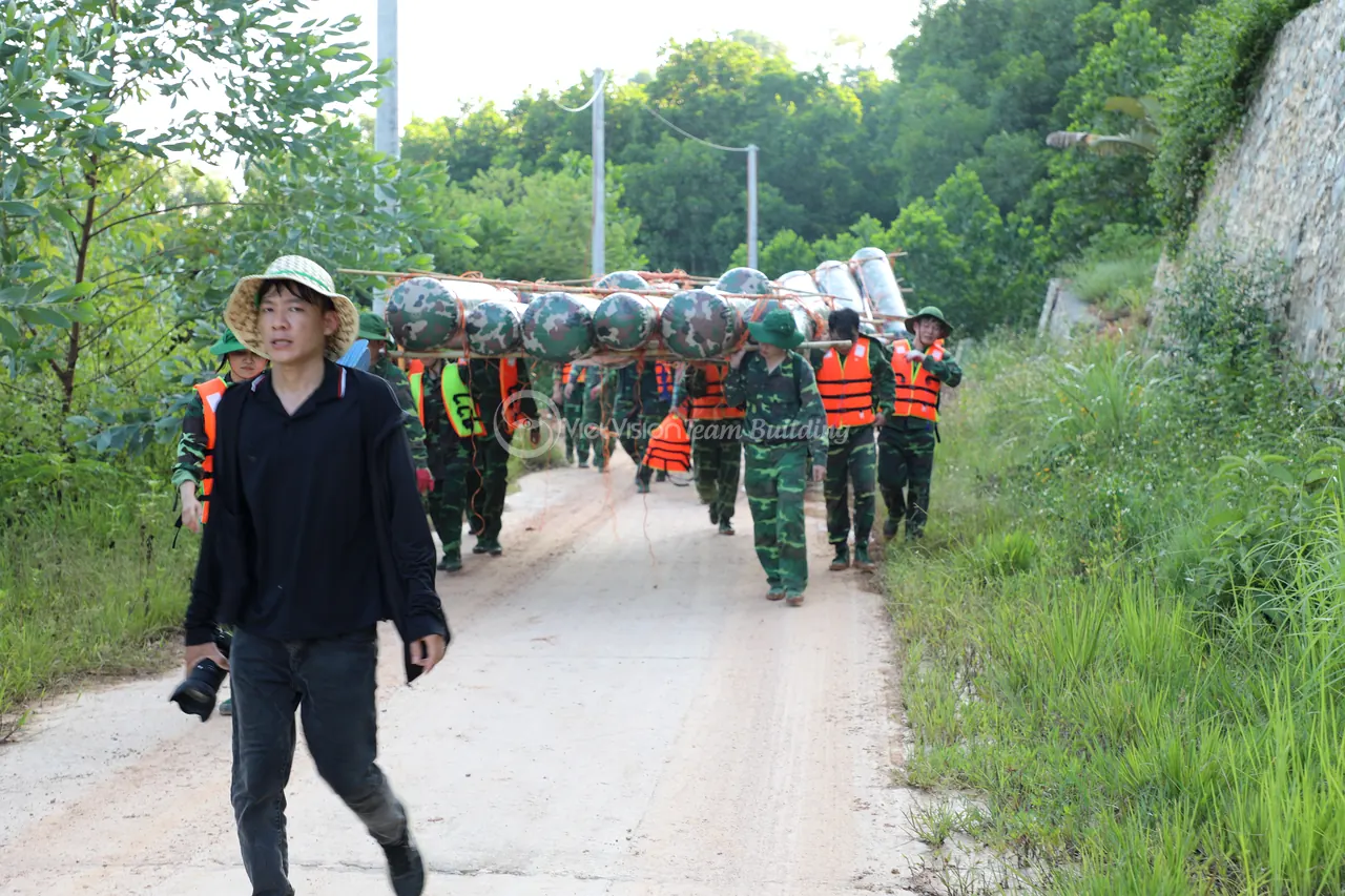 Nhóm tham gia hoạt động mang vác theo đội trong team building quân đội Hamatra Đại Lải