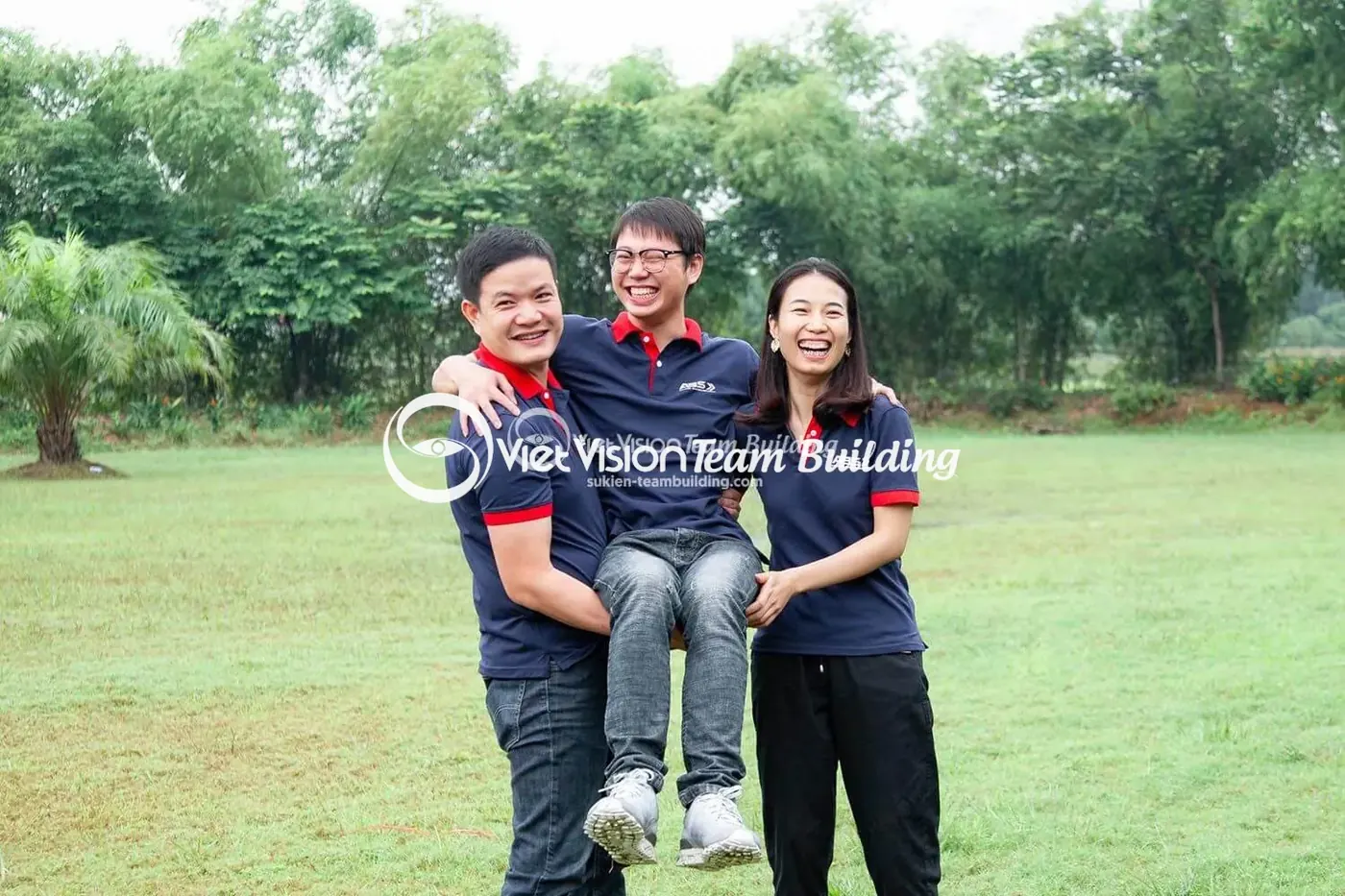 Đồng đội hỗ trợ người chơi hoàn thành yêu cầu