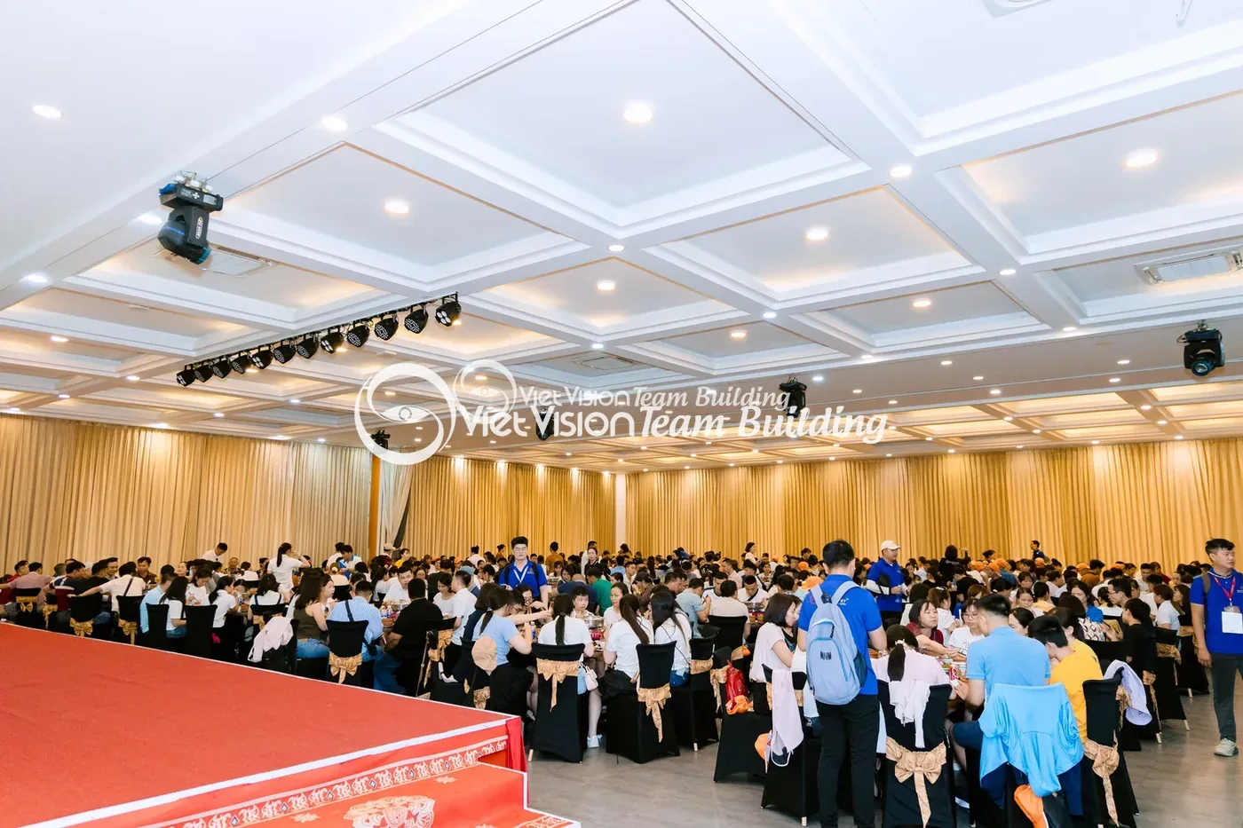 Không gian hội trường được chuẩn bị cho phiên làm việc tập trung Không gian hội trường được chuẩn bị cho phiên làm việc tập trung
