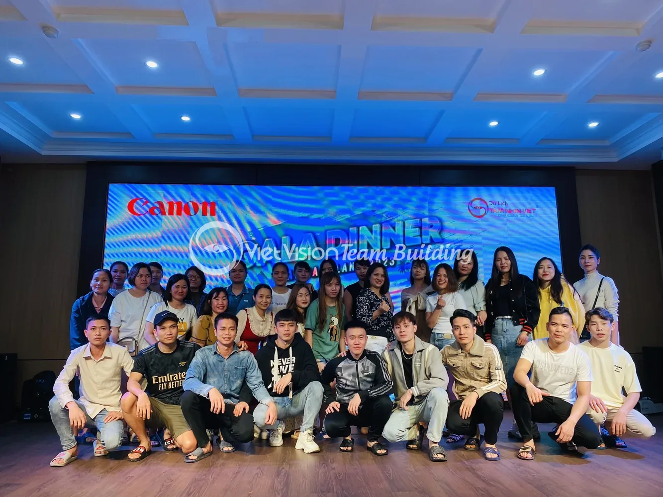 Tập thể cùng xuất hiện trong phần tổng kết sự kiện Tập thể cùng xuất hiện trong phần tổng kết sự kiện