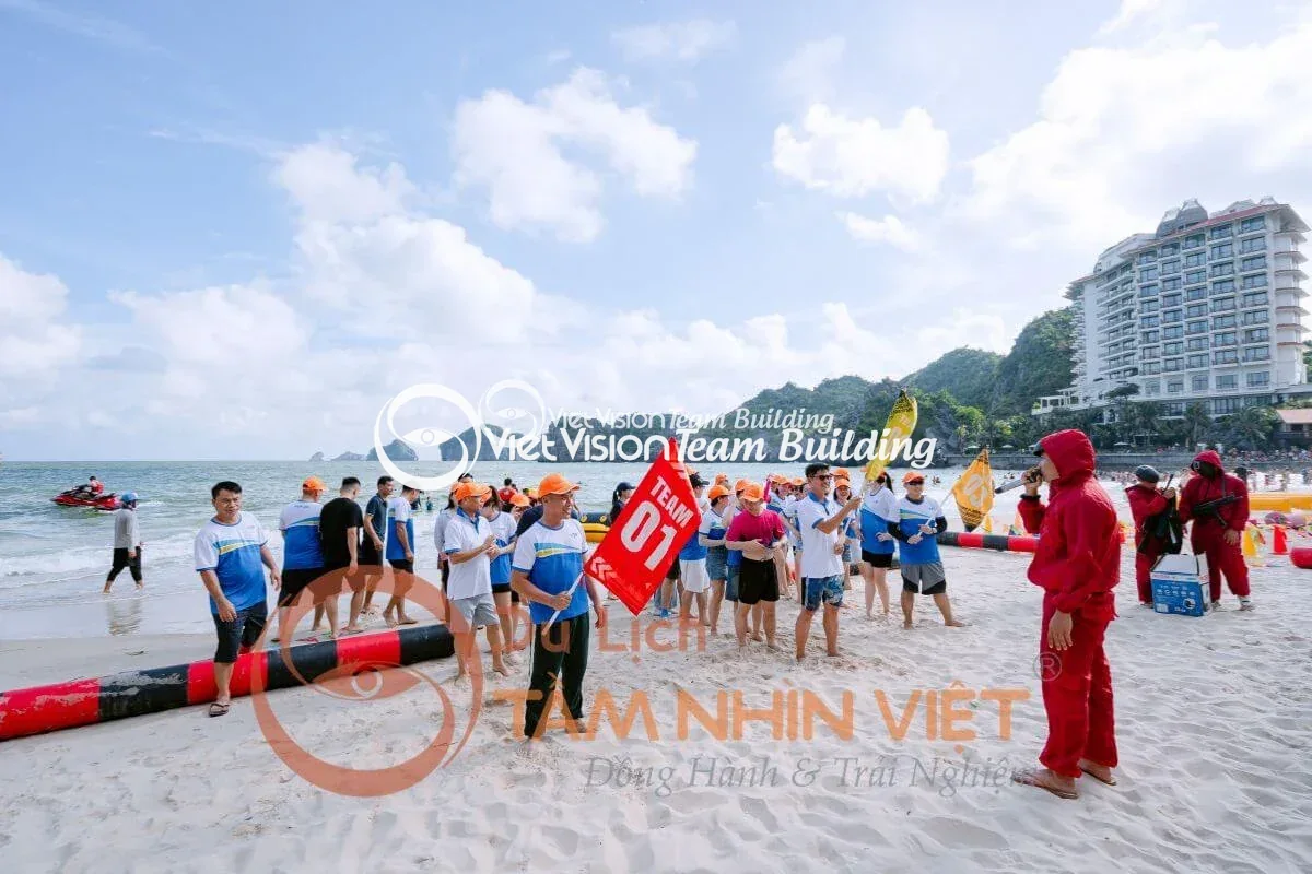 Đoàn khách tham gia team building trên biển Cát Bà Đoàn khách tham gia team building trên biển Cát Bà