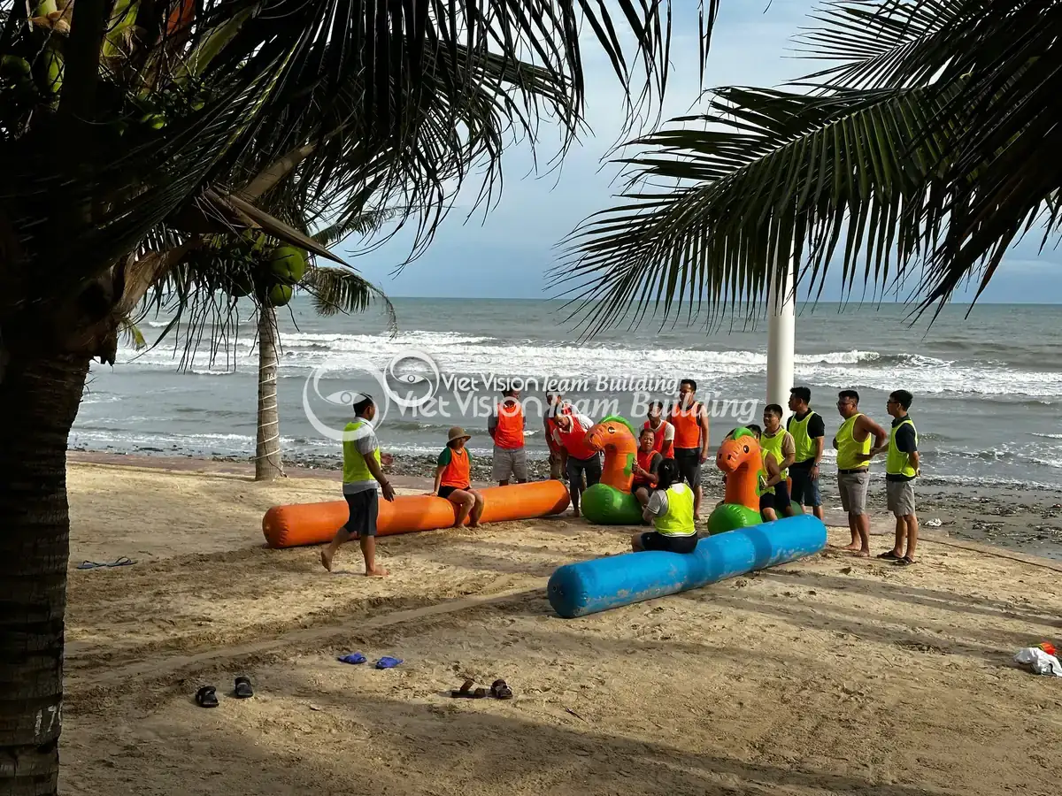 Đoàn công ty tham gia team building Mũi Né Phan Thiết trên bãi biển Đoàn công ty tham gia team building Mũi Né Phan Thiết trên bãi biển