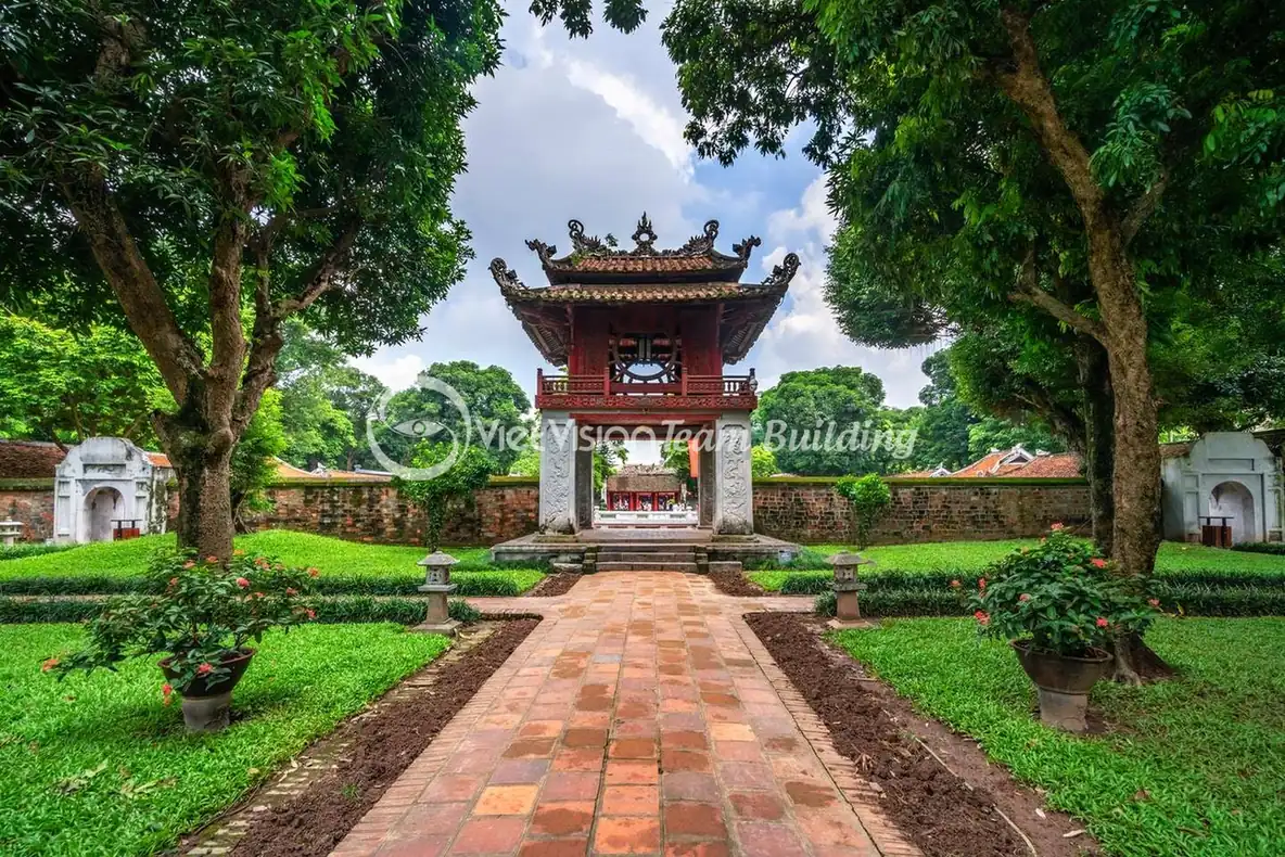 Khuê Văn Các và lối đi trong khuôn viên Văn Miếu