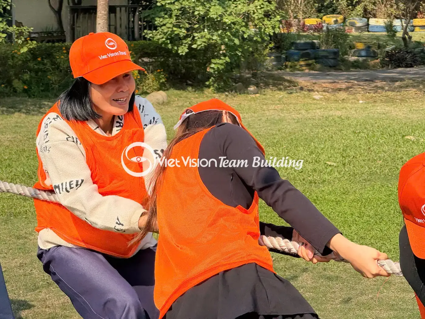 Người chơi đội mũ cam tham gia hoạt động team building theo trạm Người chơi đội mũ cam tham gia hoạt động team building theo trạm