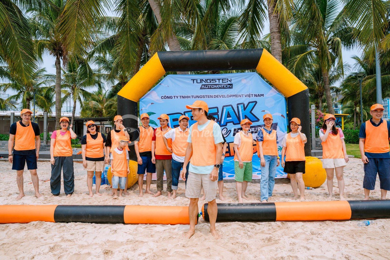 Các đội giới thiệu tên đội và slogan trước backdrop team building bãi biển