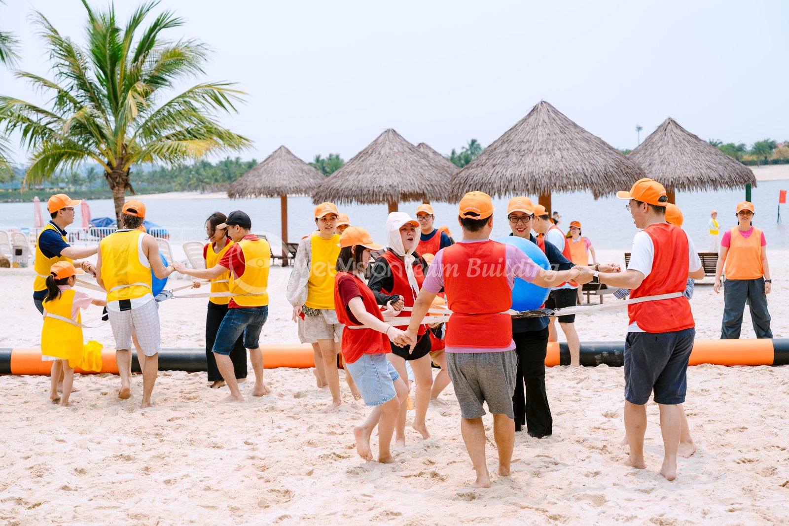 MC hướng dẫn luật và giữ line trong một trò chơi team building bãi biển