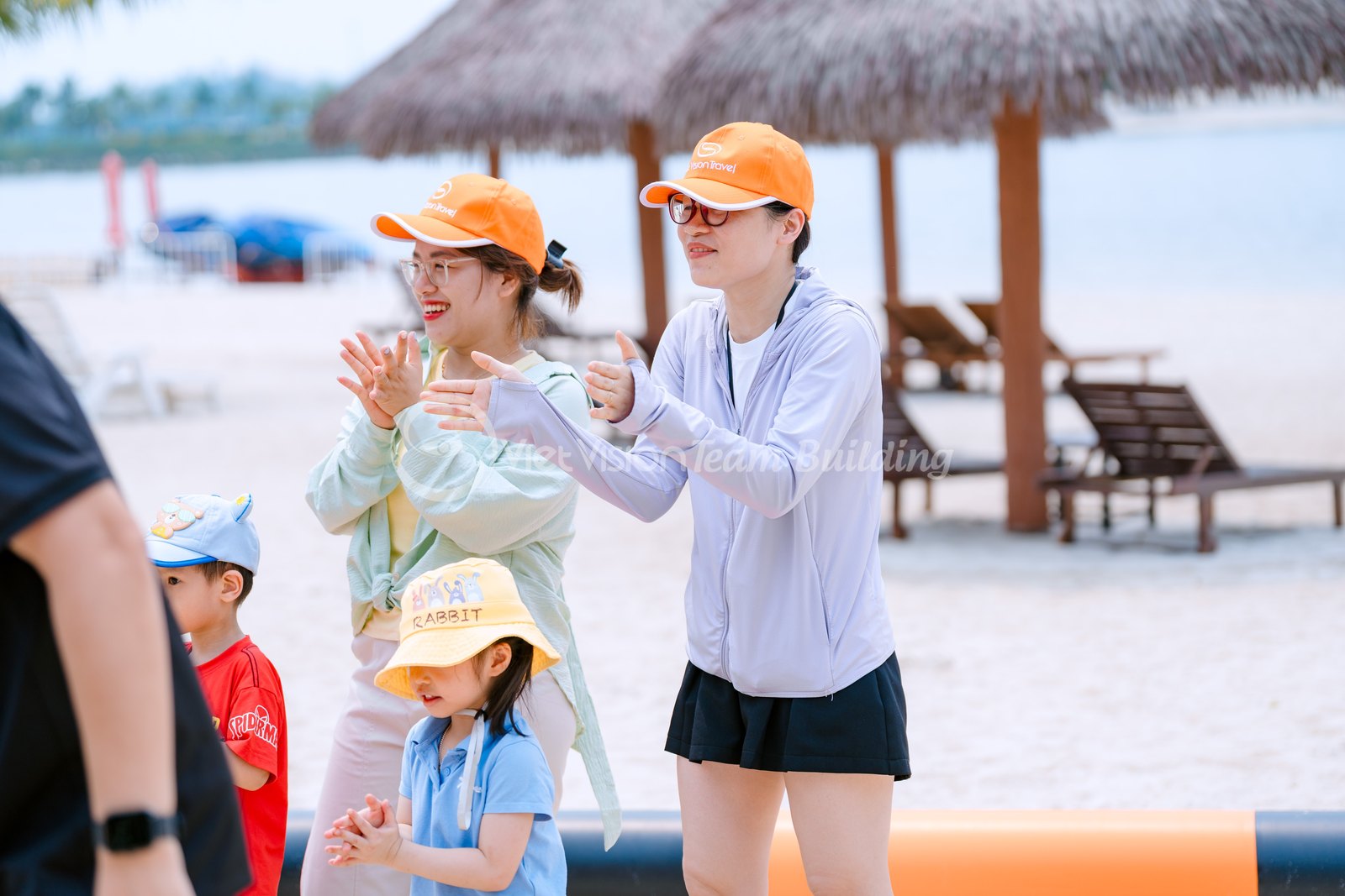 Người tham gia hưởng ứng lời dẫn mở màn trong chương trình team building bãi biển