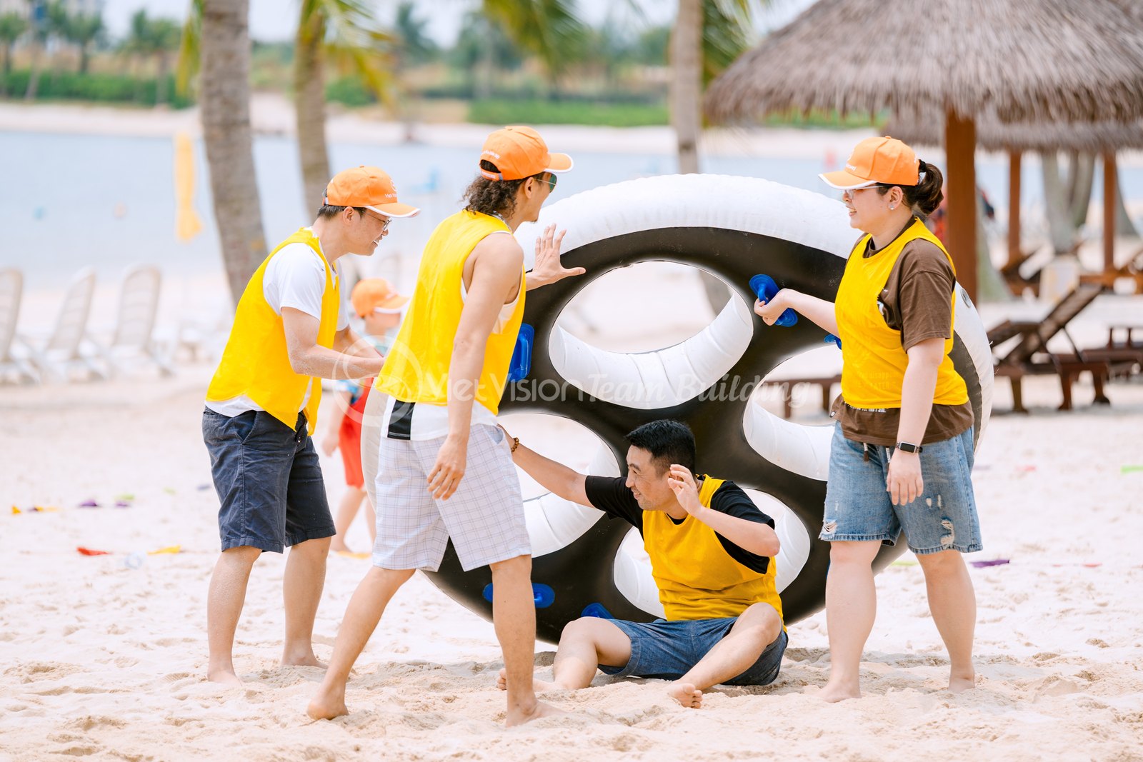 Đội chơi thao tác với đạo cụ trong chương trình team building bãi biển