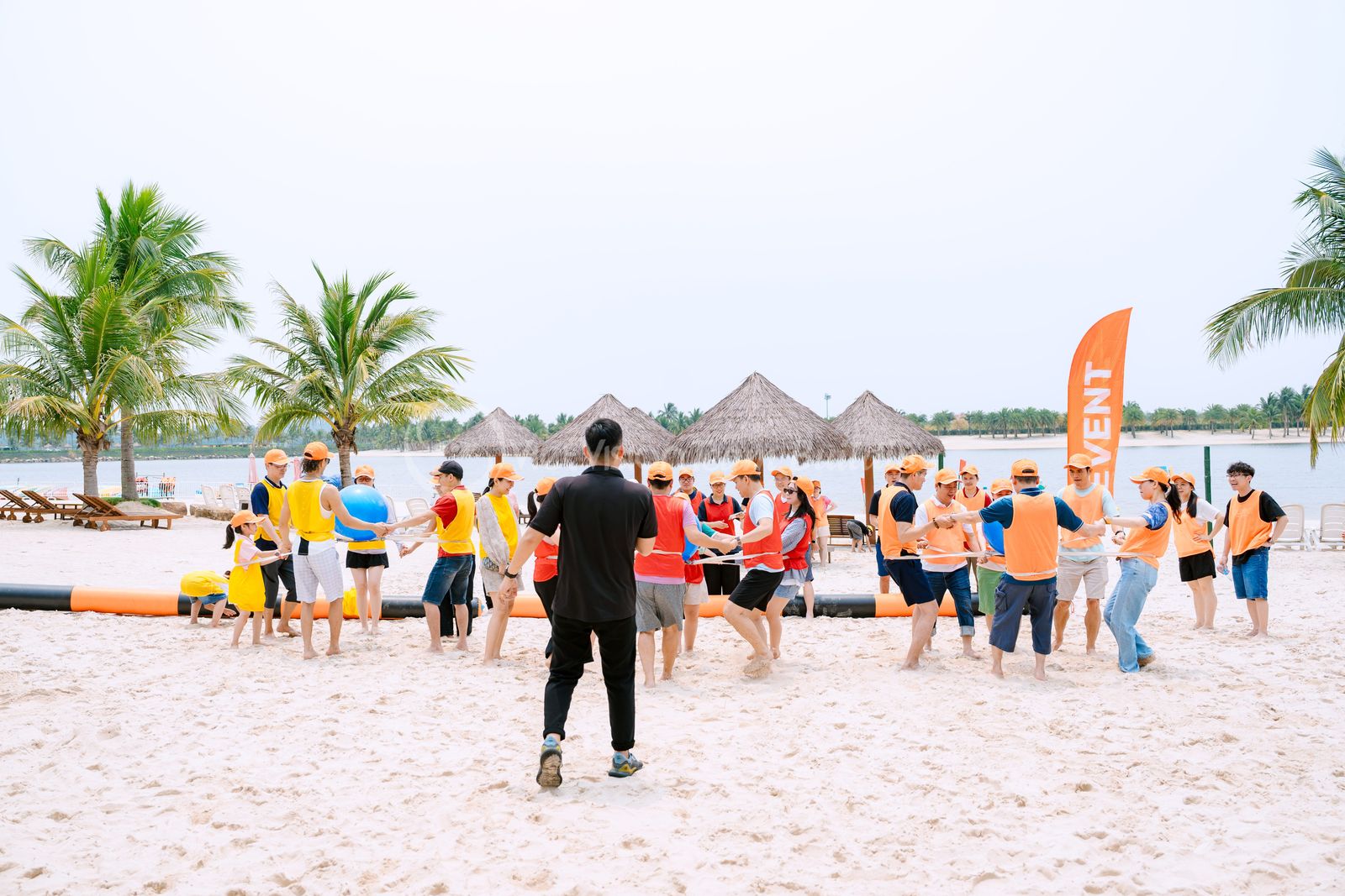 MC và ban tổ chức ổn định đội hình trước khi chạy kịch bản team building bãi biển