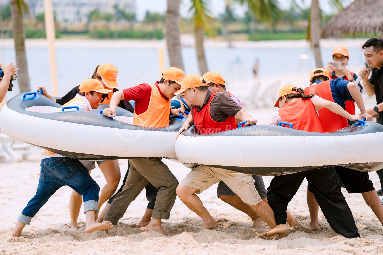 Các đội thi đấu game cao trào trên cát trong chương trình team building bãi biển