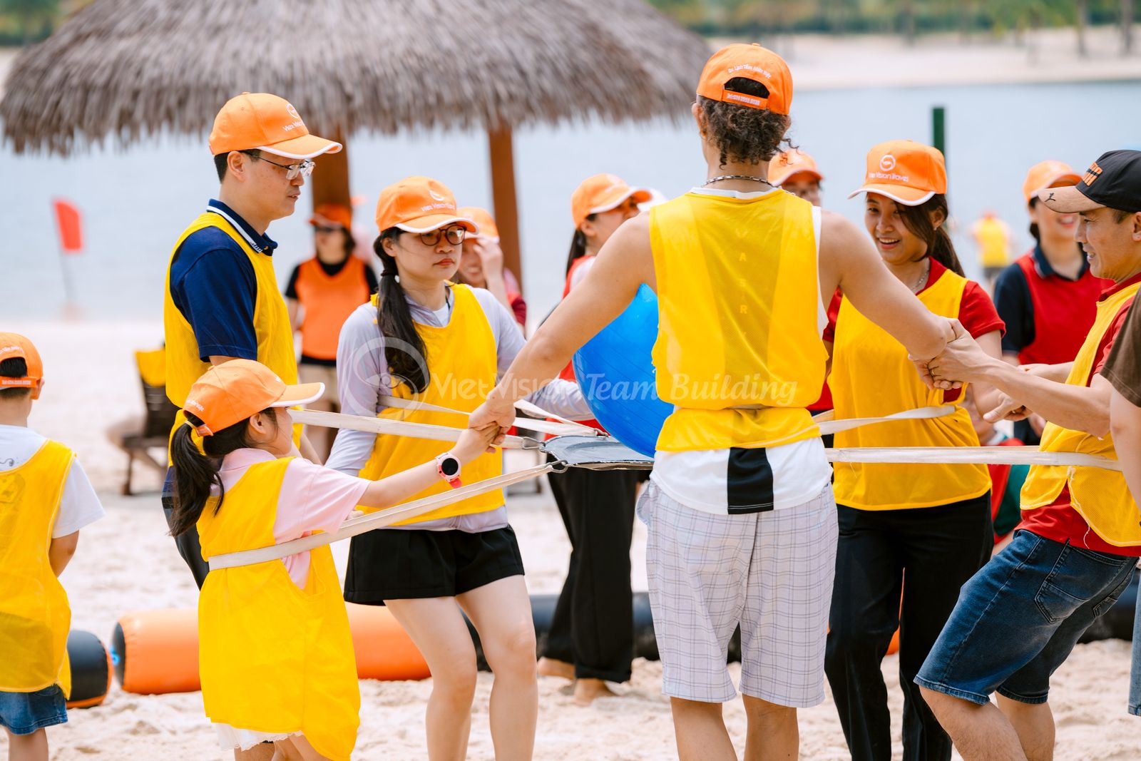 Người tham gia được chia đội và giữ line trong chương trình team building trên bãi biển
