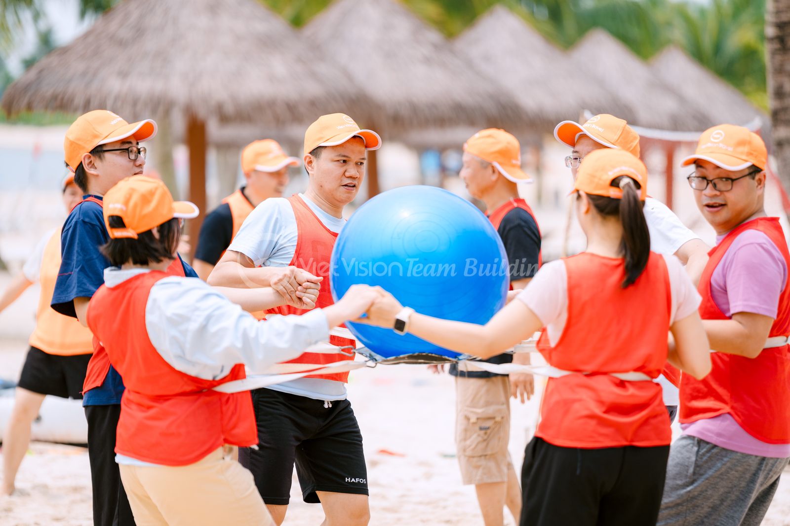 Đội chơi phối hợp chuyền bóng trong một game team building bãi biển