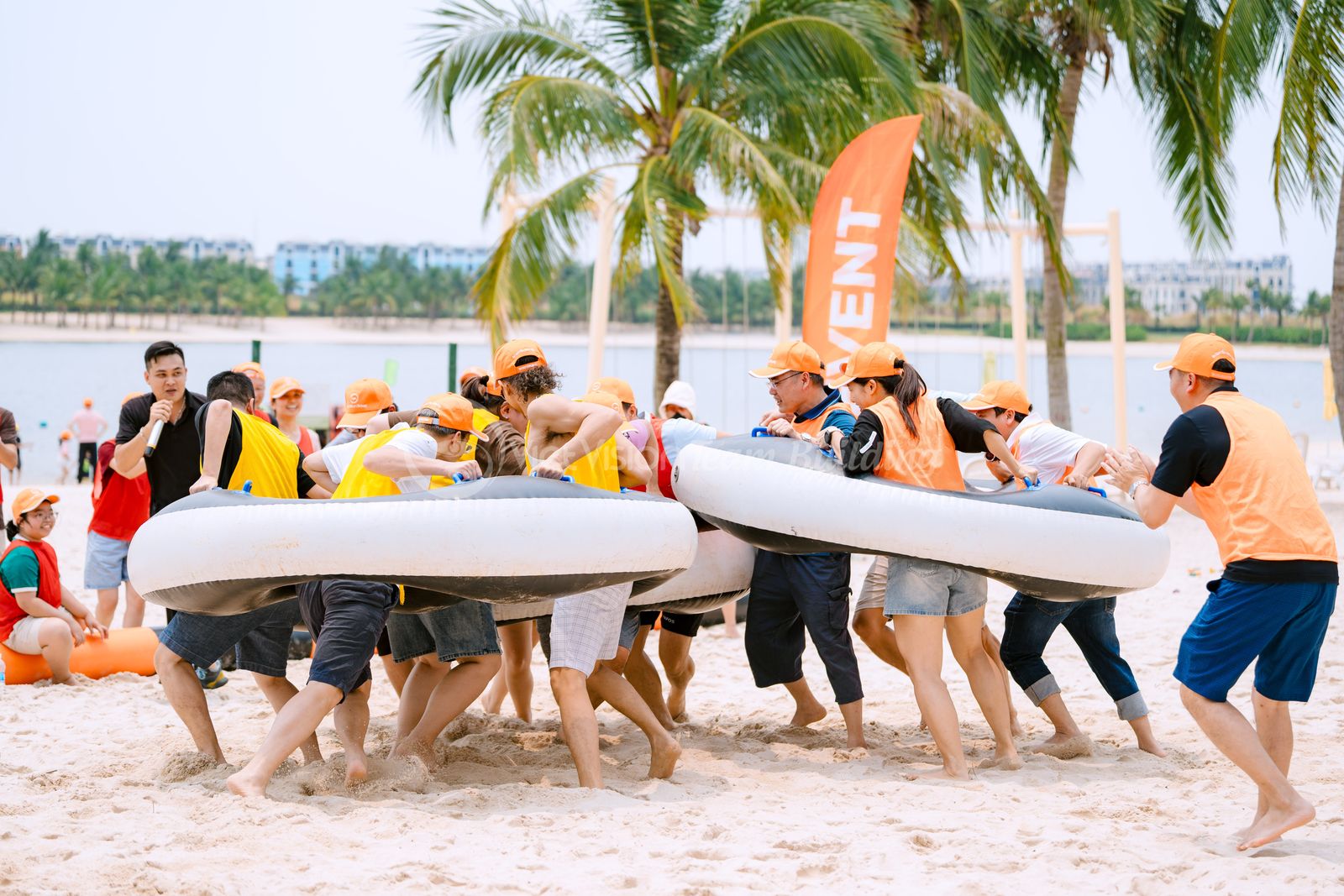 Đội chơi tham gia game cao trào trong chương trình team building bãi biển
