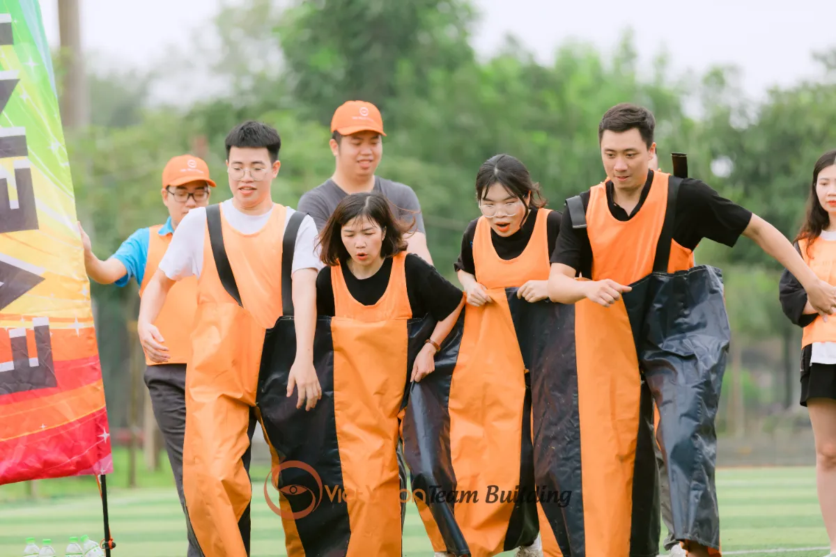 Doanh nghiệp nên kick off đầu năm ở văn phòng hay đi du xuân tập thể