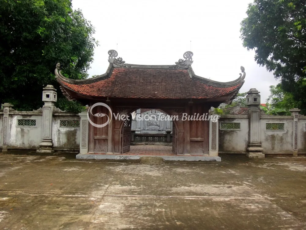 Mái đền và khoảng sân trong khu di tích Hoa Lư