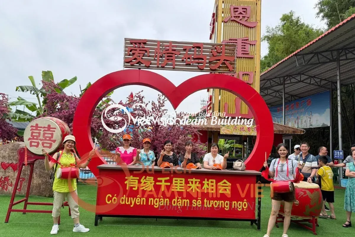 Đội hình đồng phục di chuyển theo hàng ngũ