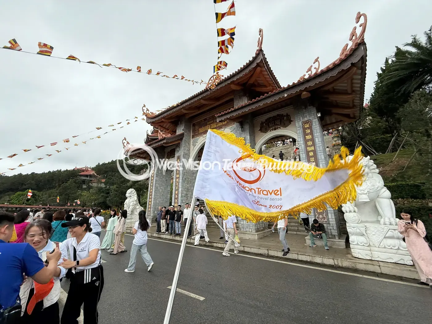 Đoàn người đi qua khu vực nghi thức chung