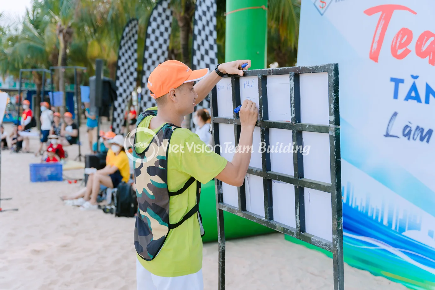 Điều phối viên ghi bảng chia đội trước giờ chạy team building Hạ Long