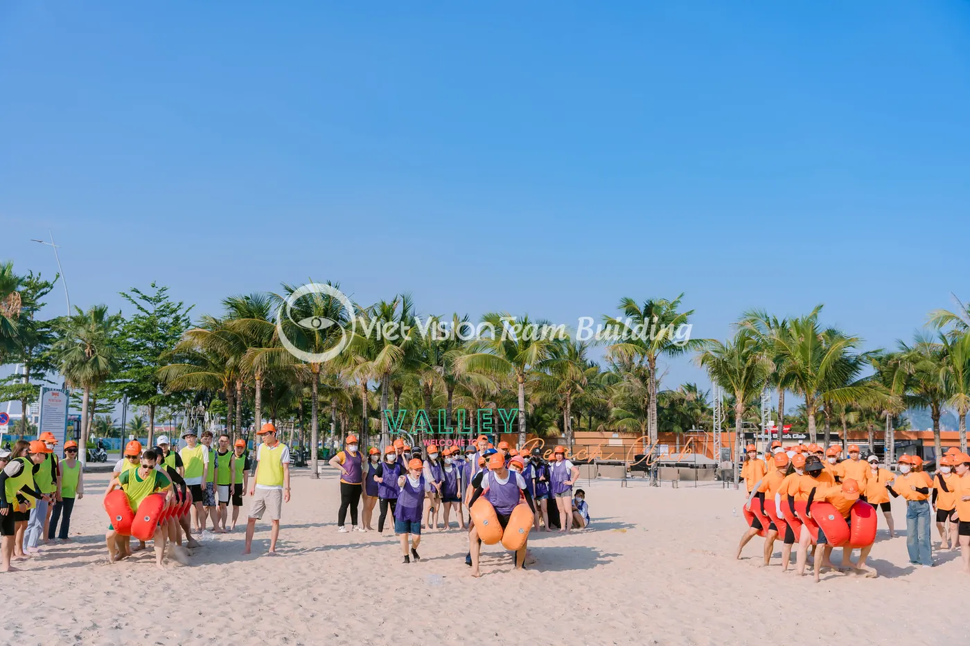 Đội hình nhiều nhóm trên bãi biển trong lịch trình team building Hạ Long 2 ngày 1 đêm