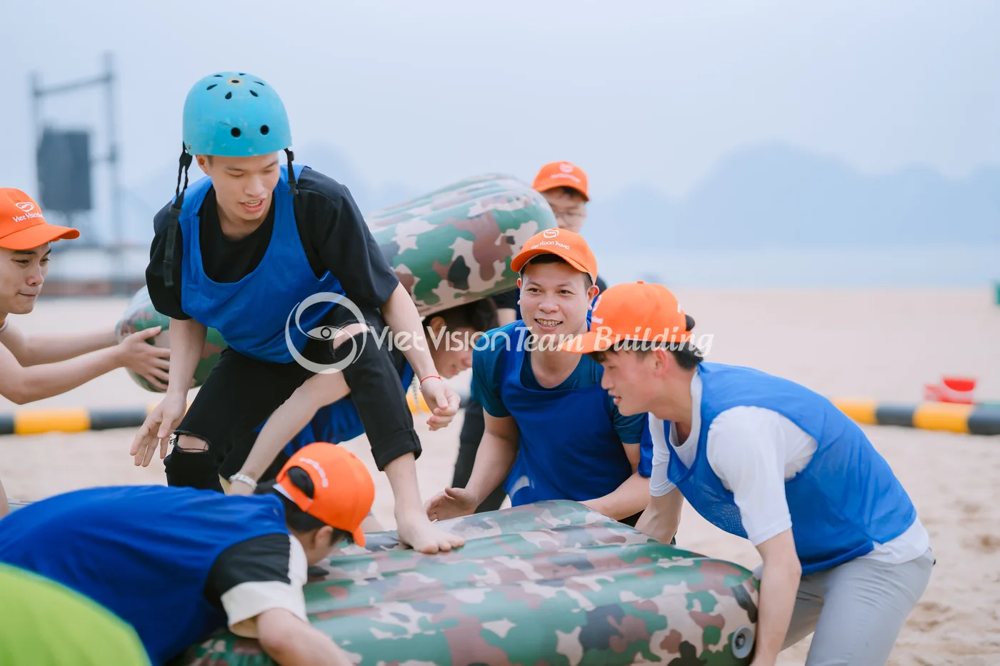 Người chơi vượt thử thách chính trong khung giờ team building bãi biển Hạ Long