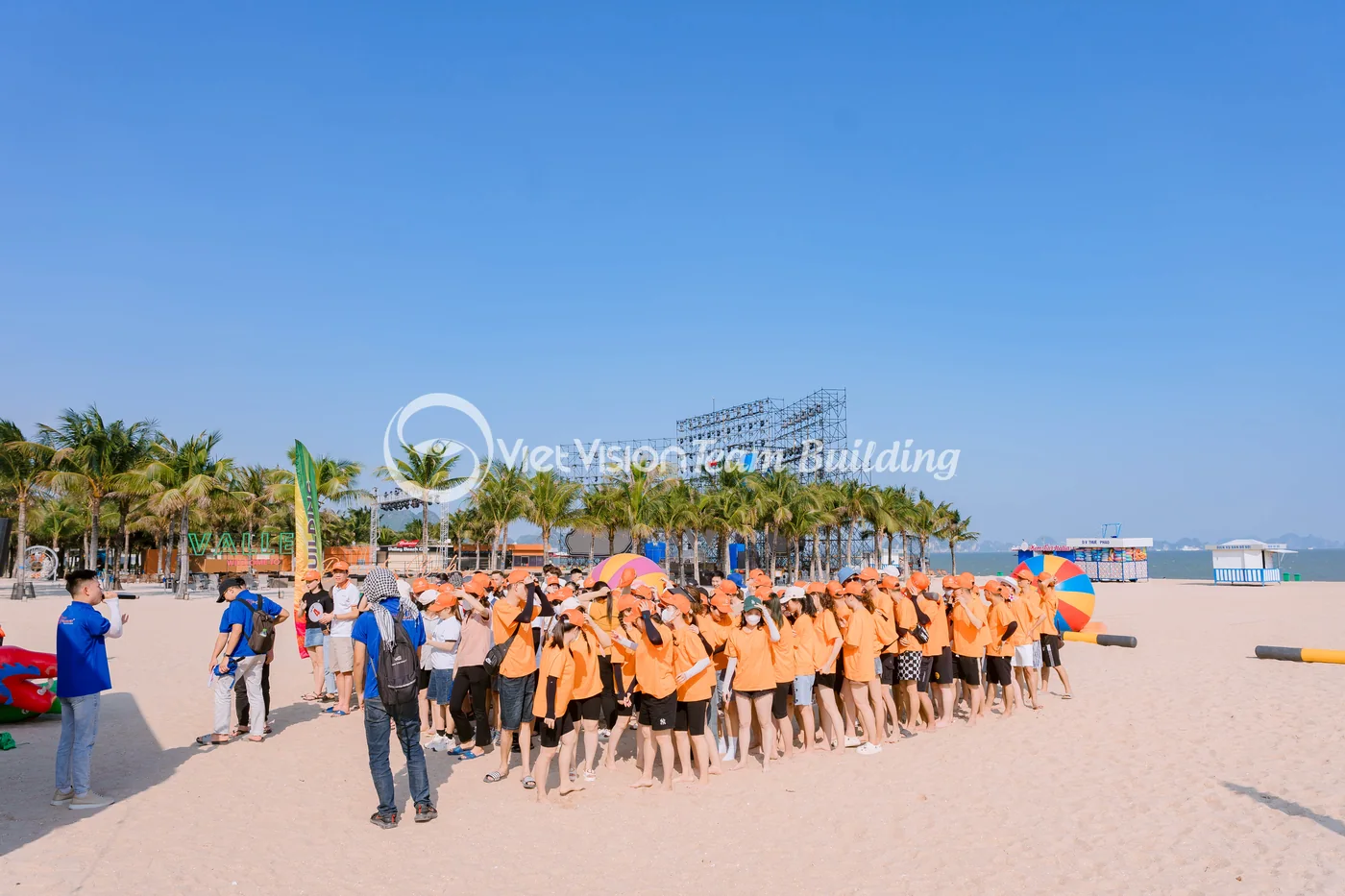 Mặt bằng bãi chơi Hạ Long với nhiều đội trong chương trình team building 2N1Đ