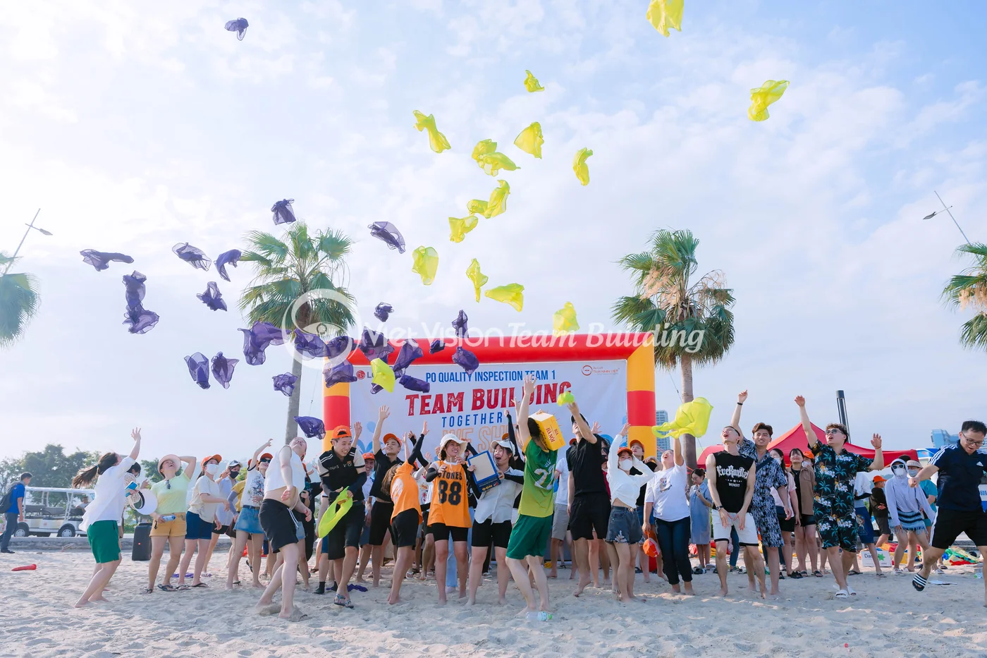 Khoảnh khắc tổng kết sau phần team building trong lịch trình Hạ Long 2 ngày 1 đêm