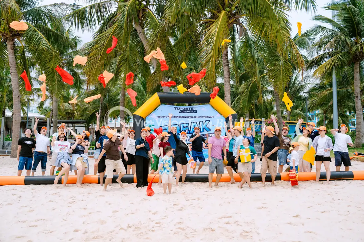 Tập thể doanh nghiệp ăn mừng sau chương trình team building Amazing Race trên bãi biển