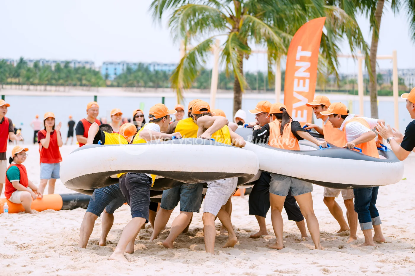 Đội chơi phối hợp di chuyển vòng phao trong hoạt động team building Amazing Race