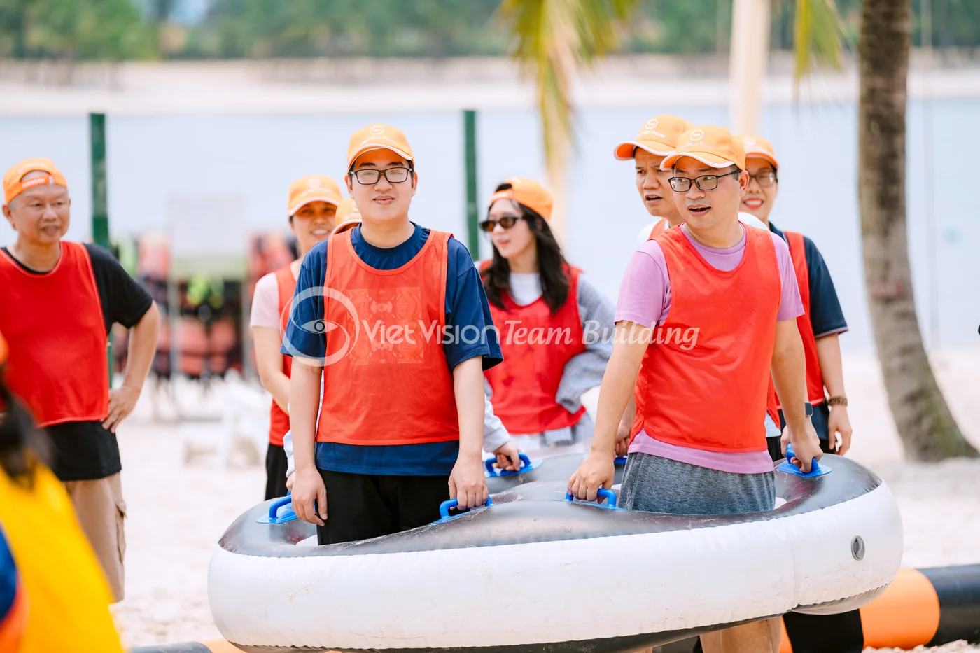 Nhóm thành viên trao đổi trong lúc thực hiện thử thách team building trên bãi biển