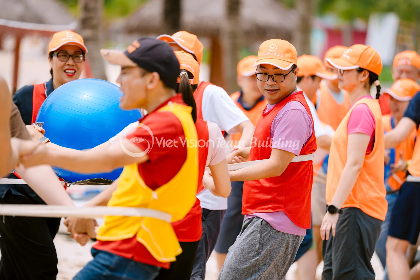 Nhóm thành viên cùng giữ bóng trong một thử thách cần giao tiếp rõ ràng