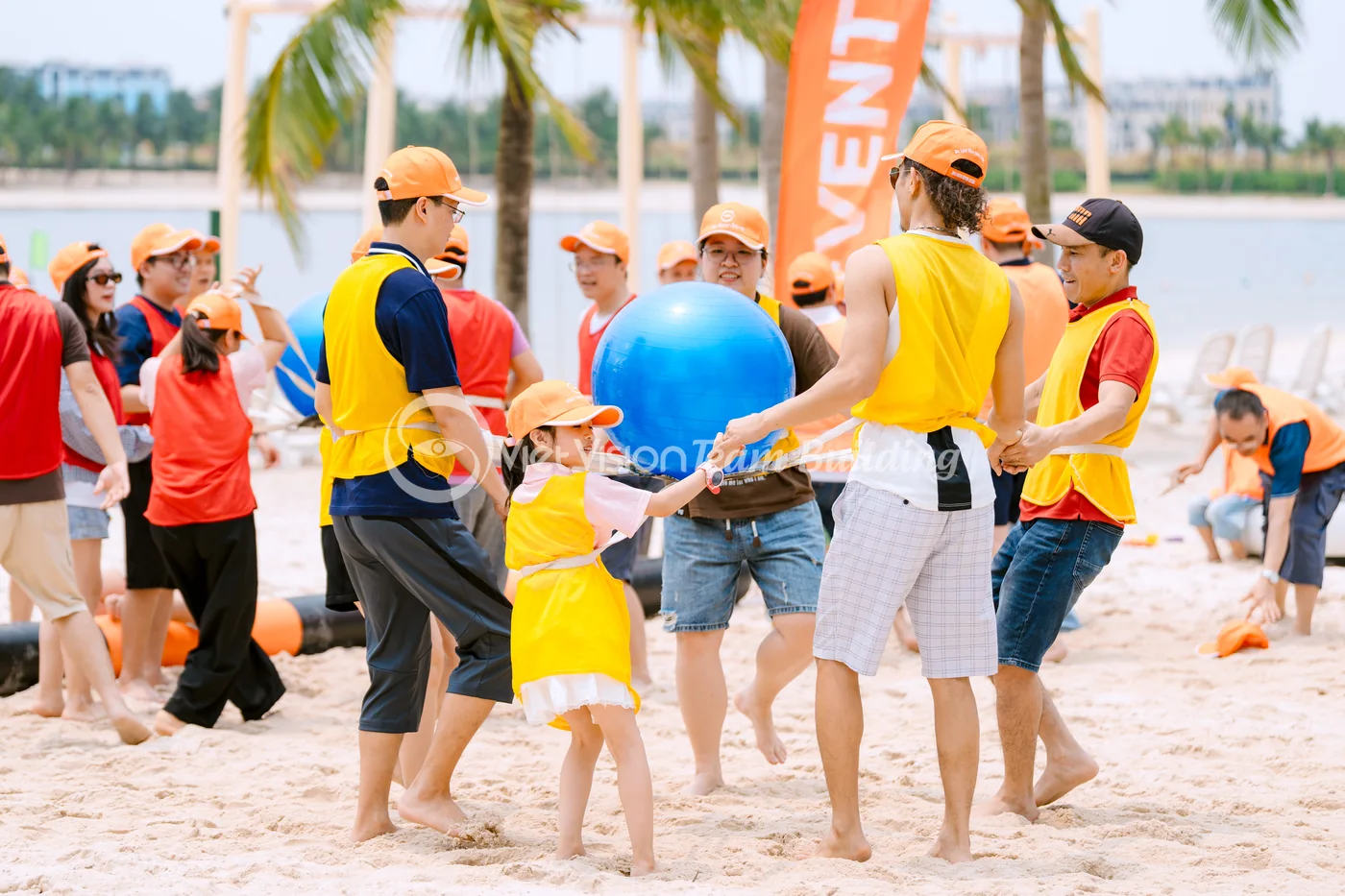 Đội chơi xếp hàng chuẩn bị thực hiện nhiệm vụ trong chương trình team building Amazing Race