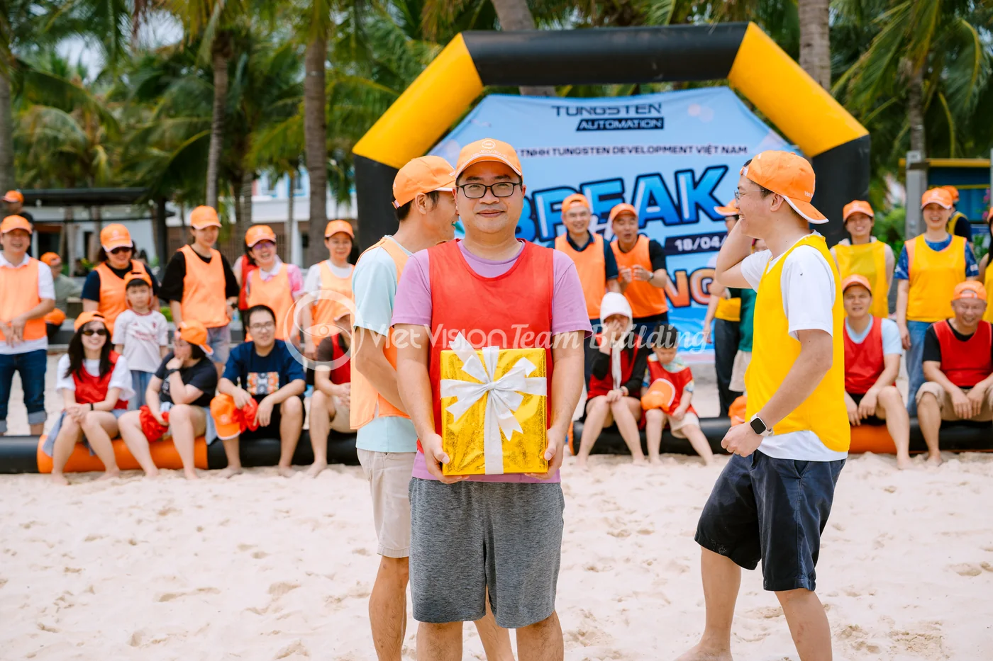 Thành viên nhận quà ghi nhận sau hoạt động team building Amazing Race
