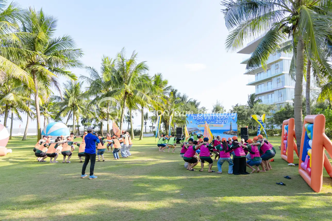 Nhiều đội chơi cùng vận động trên bãi cỏ, cần kiểm soát tuyến và nhịp chương trình