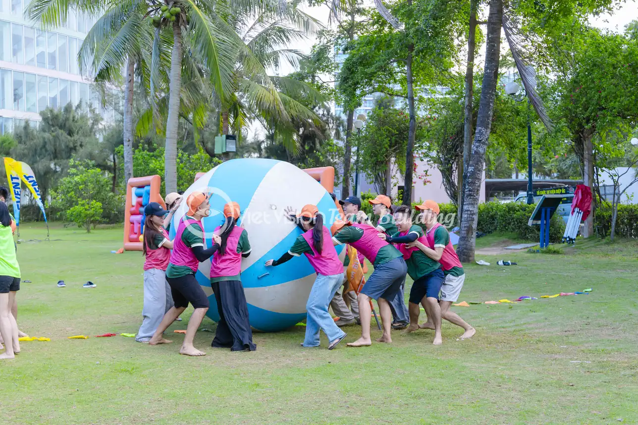 Một nhóm người chơi cùng xử lý bóng hơi lớn, dễ tạo điểm nghẽn nếu thiếu kiểm soát