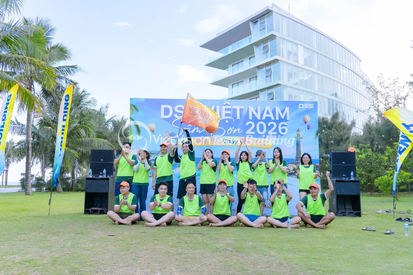 Một đội tập kết trước backdrop sau chương trình để chụp ảnh và tổng kết nhanh